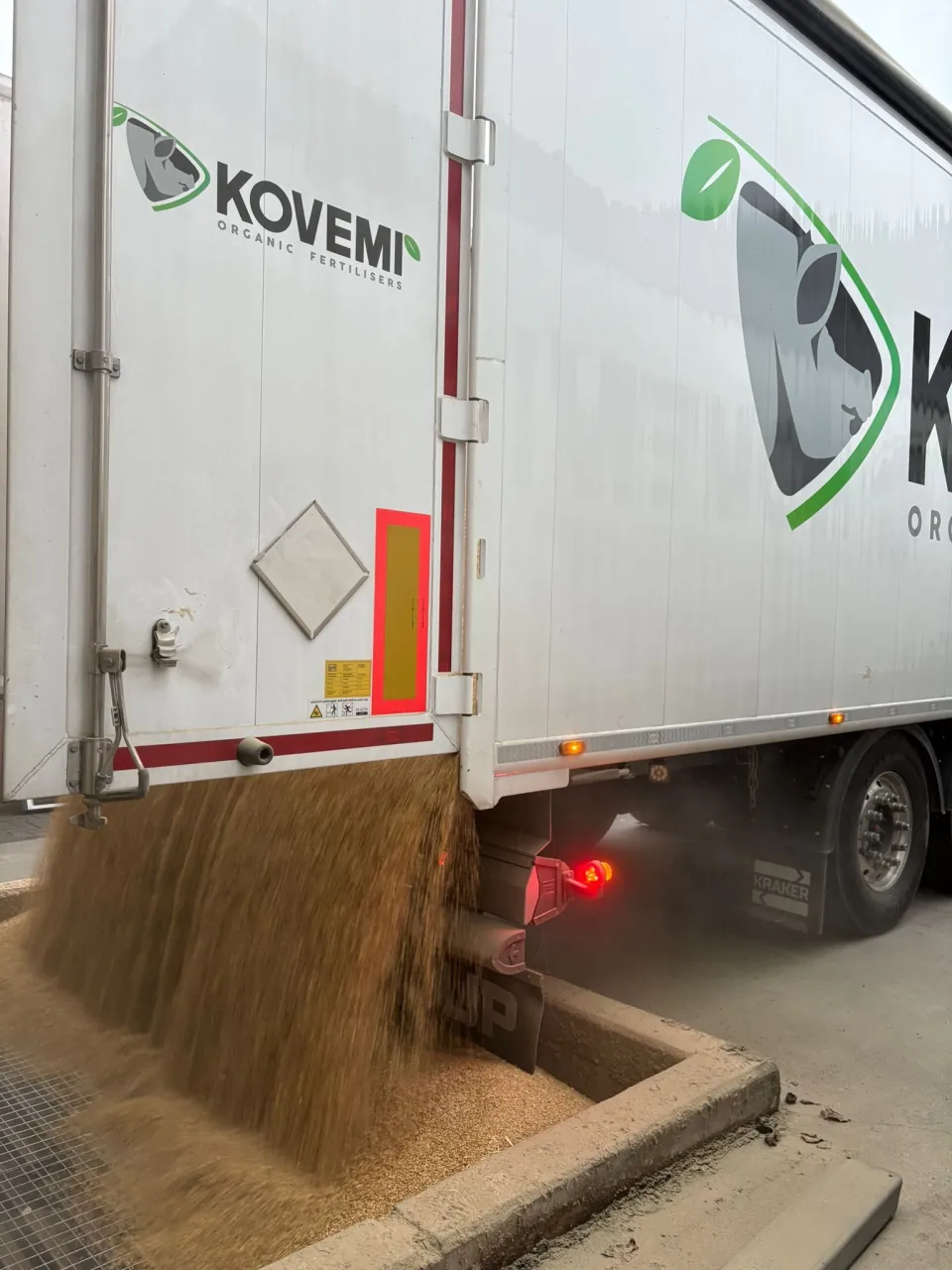 Logo op vrachtwagen van Kovemi