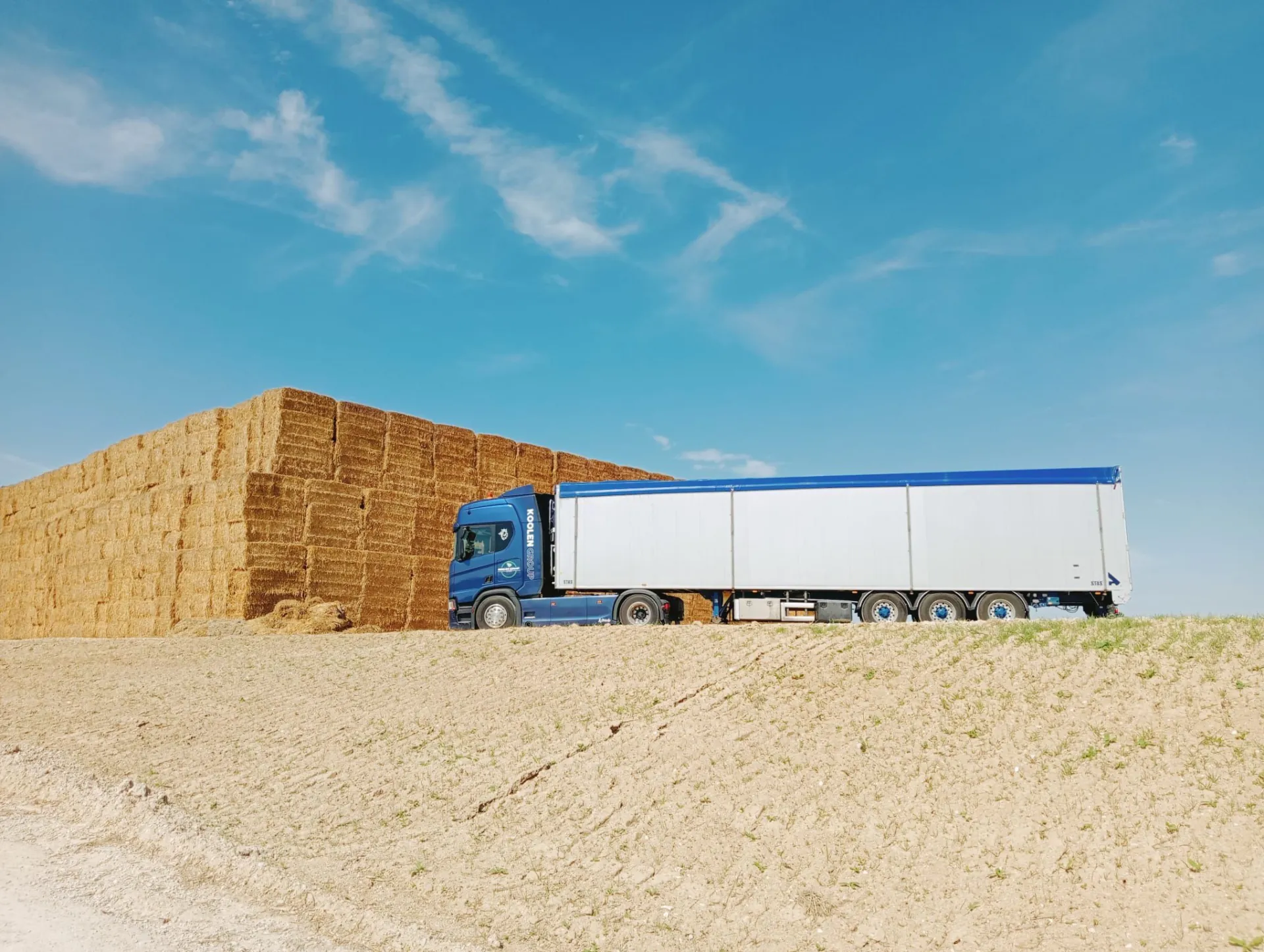 Vrachtwagen van Kovemi met hooibalen